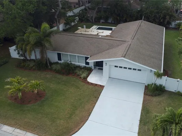 719 Oakridge Ln, Belleair Bluffs, FL 33770