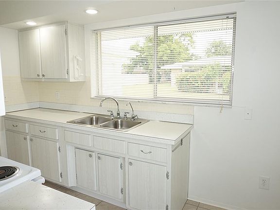 5th image of 6331 La Brea St