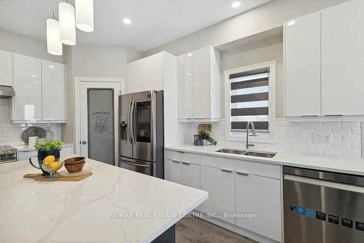 815 Sarnia Rd #1 — Photo 8