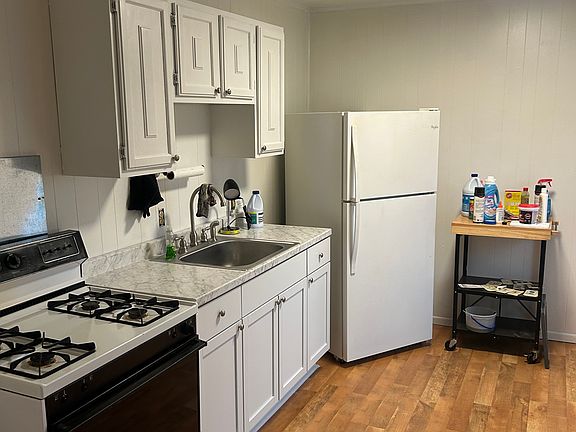 4th image of 227 Dixon Ave