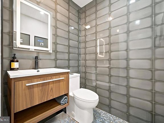 5th image of 430 Brown St