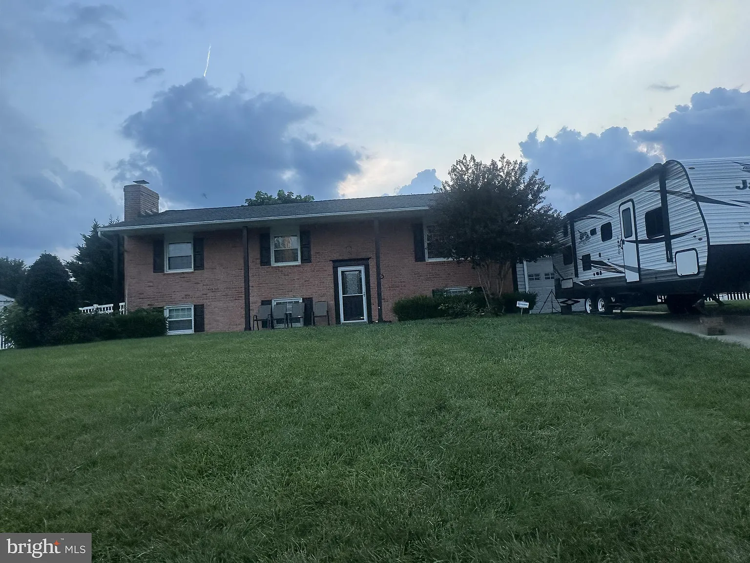 4 bed, 2.5 bath, 2180 sqft, $3,500 — Photo 2