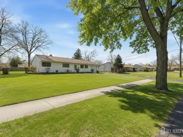 10 Cranston Rd, Kendall Park, NJ 08824