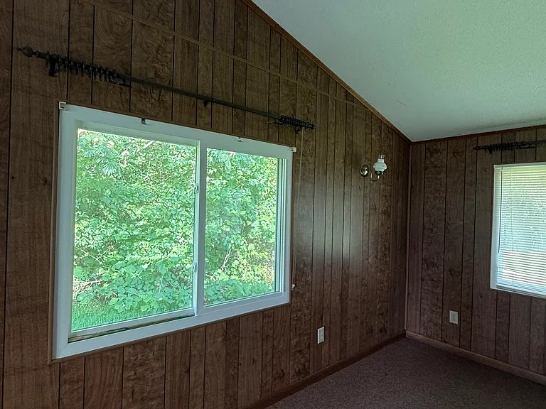 109 London Ln — Photo 8