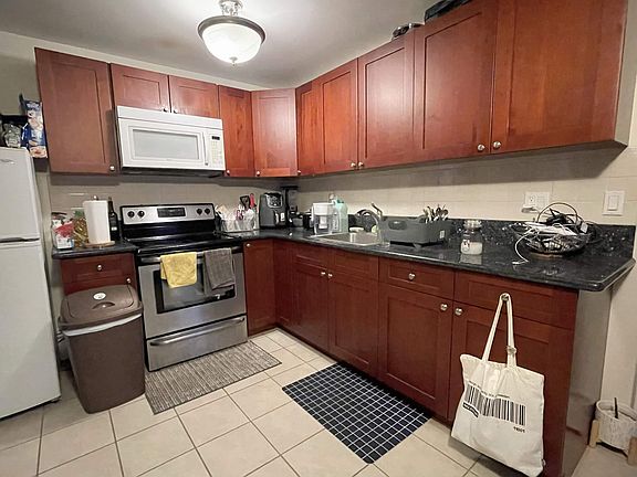 Open Space Kitchen with Living Room. No Dishwasher