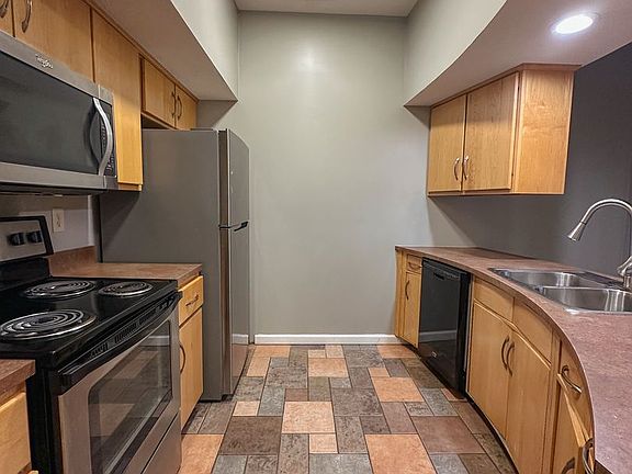3rd image of 511 Columbia St