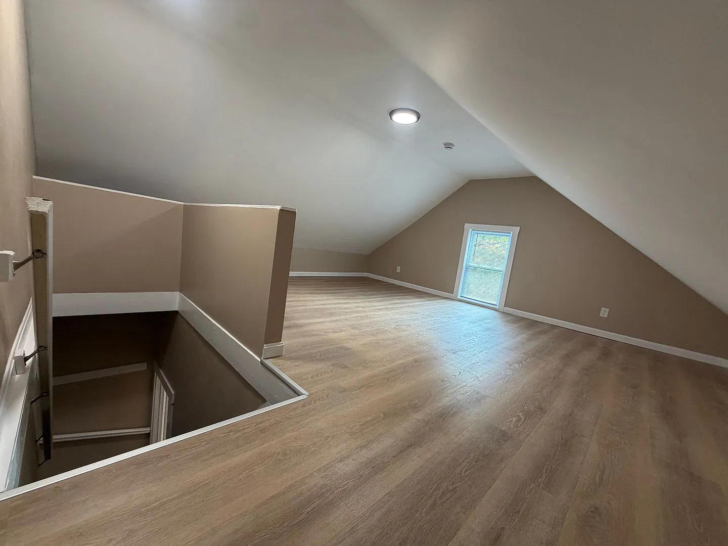 Large Three Bedroom Apartment — Photo 1