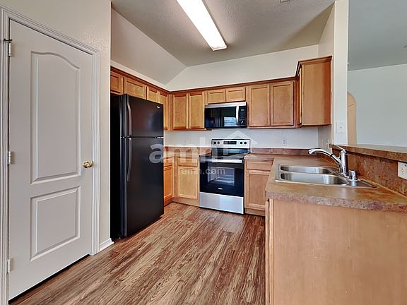 3rd image of 231 Chesterfield Cir