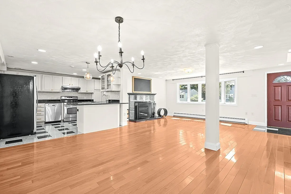 5 bed, 4.0 bath, 3500 sqft, $5,950 — Photo 3