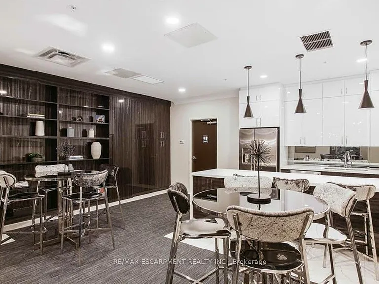 112 King St E #903 — Photo 8