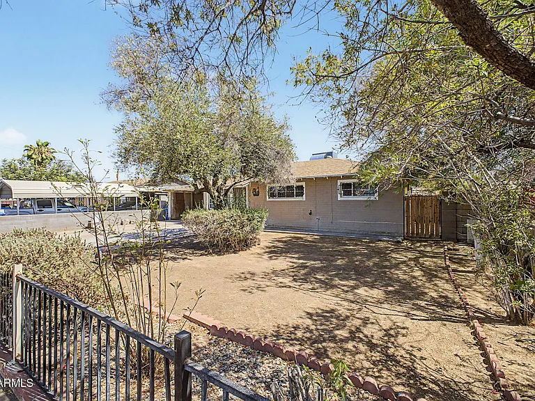 1823 E Sunland Ave — Photo 3