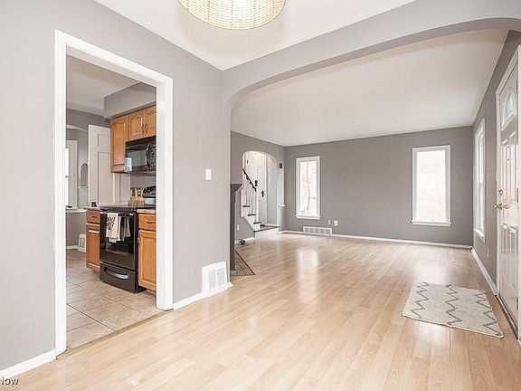 2nd image of 14524 Montrose Ave