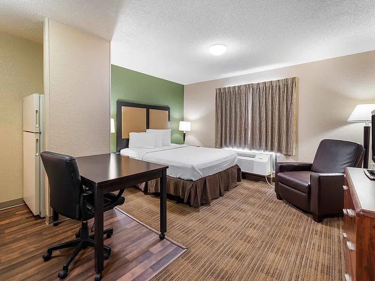 Deluxe Studio - 1 Queen Bed