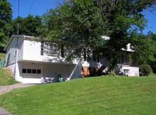 138 Cross Lanes Dr, Nitro, WV 25143