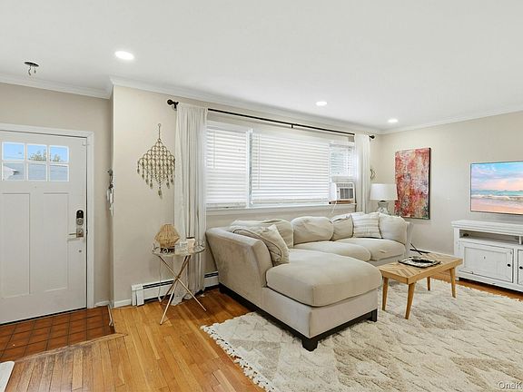 4th image of 228 Island Parkway W