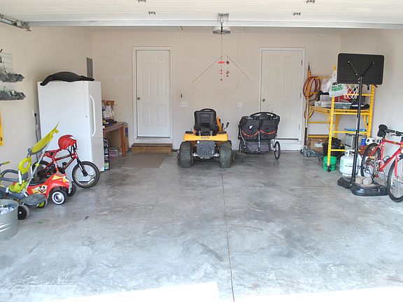 5th image of 723 Sidney Ln
