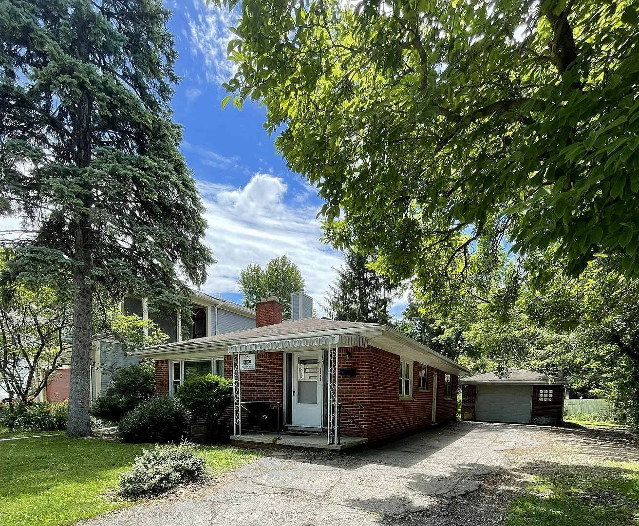**Back To School Special--One Month Free** 5bd/3bath 1000 Woodlawn — Photo 1