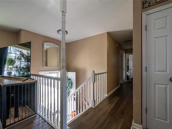 5th image of 404 SE Sandstone Dr