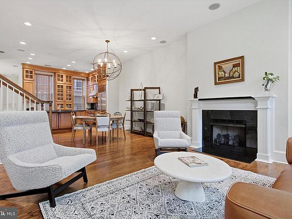 5th image of 915 Clinton St APT 203