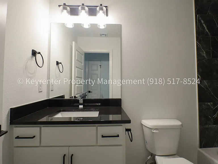2908 S Redwood Ave — Photo 35