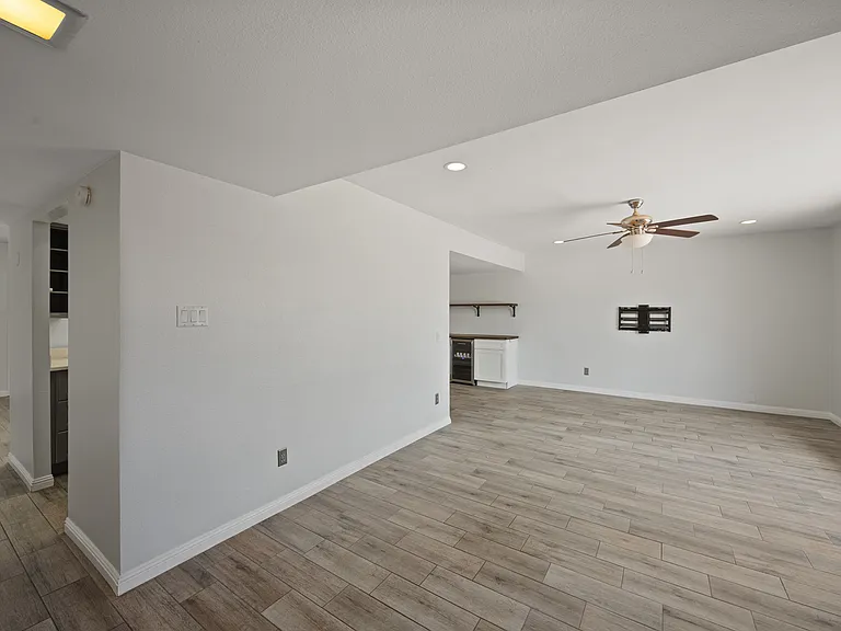 1110 E Redfield Rd — Photo 3