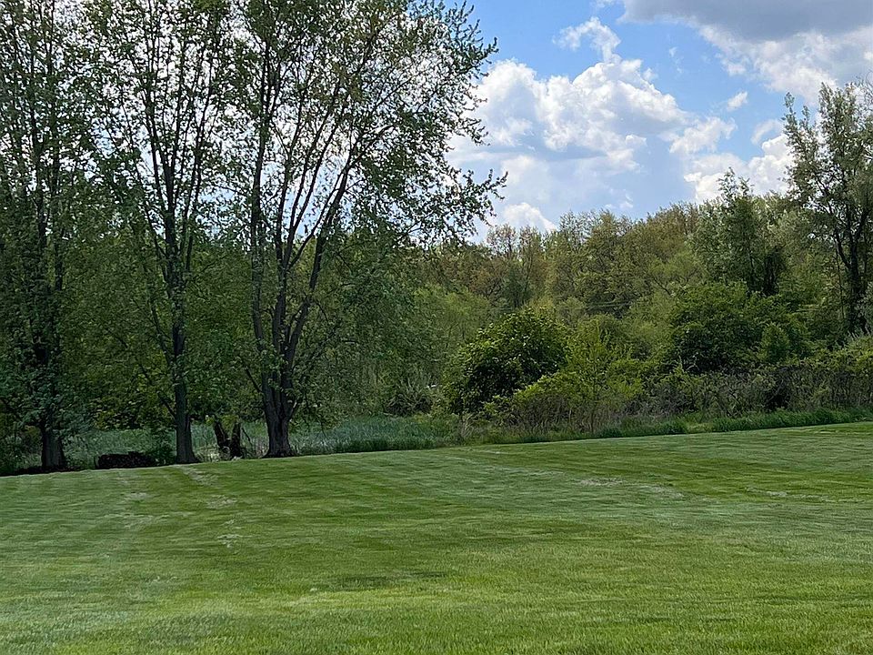 1st image of E Hawthorn Dr