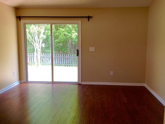 3rd image of 371 Stonehurst Pkwy