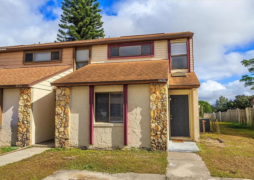 2703 Hunt Club Ln