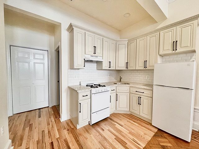2nd image of 142 W 119th St #1A