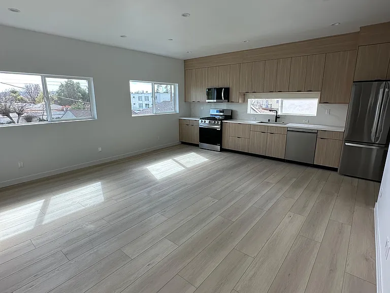 6410 Riverton Ave — Photo 2