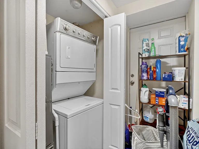 961 W Fletcher St #1 — Photo 36