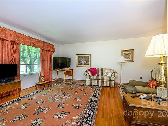 3rd image of 1123 Halesworth Dr