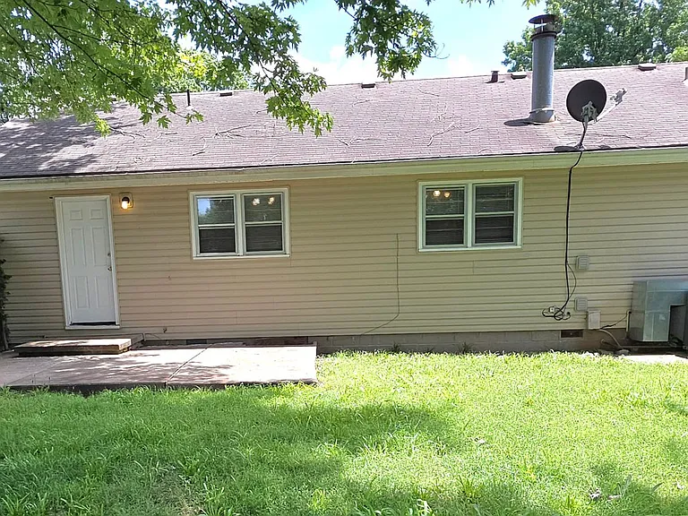 2001 S Linden Ave — Photo 2