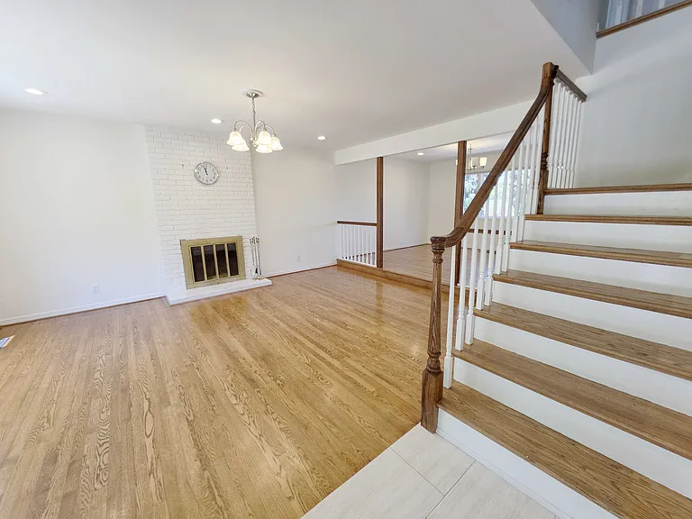 105 Dover Ct — Photo 8