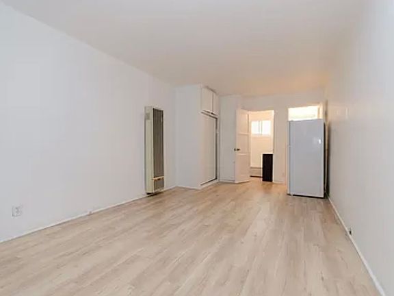 4th image of 1347 S Cochran Ave APT 5