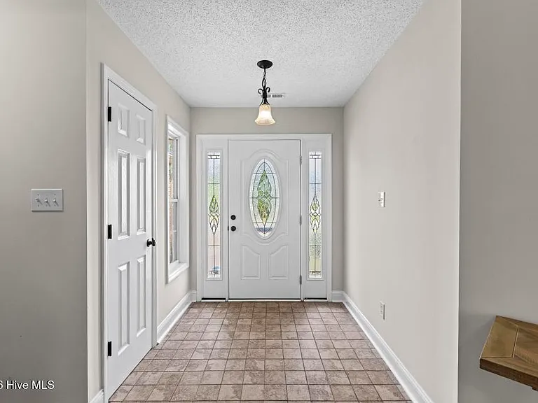 132 Forest Bluff Dr — Photo 4