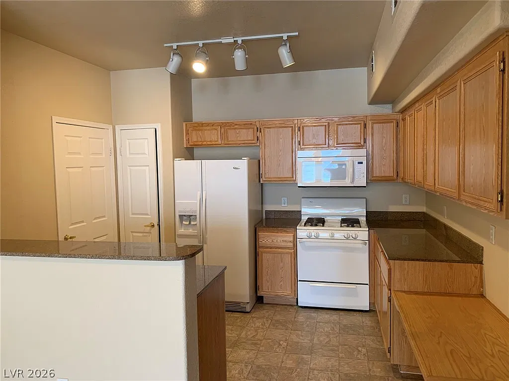 1 bed, 1.0 bath, 772 sqft, $1,295 — Photo 2