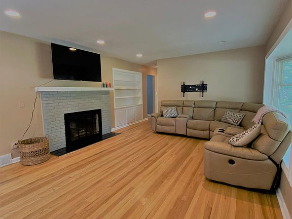 2nd image of 2596 Elsinore Dr