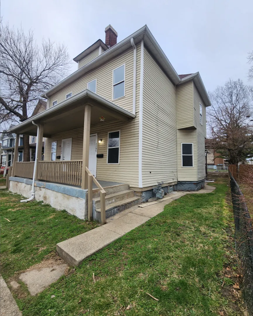 2243 N Kenwood Ave photo 1
