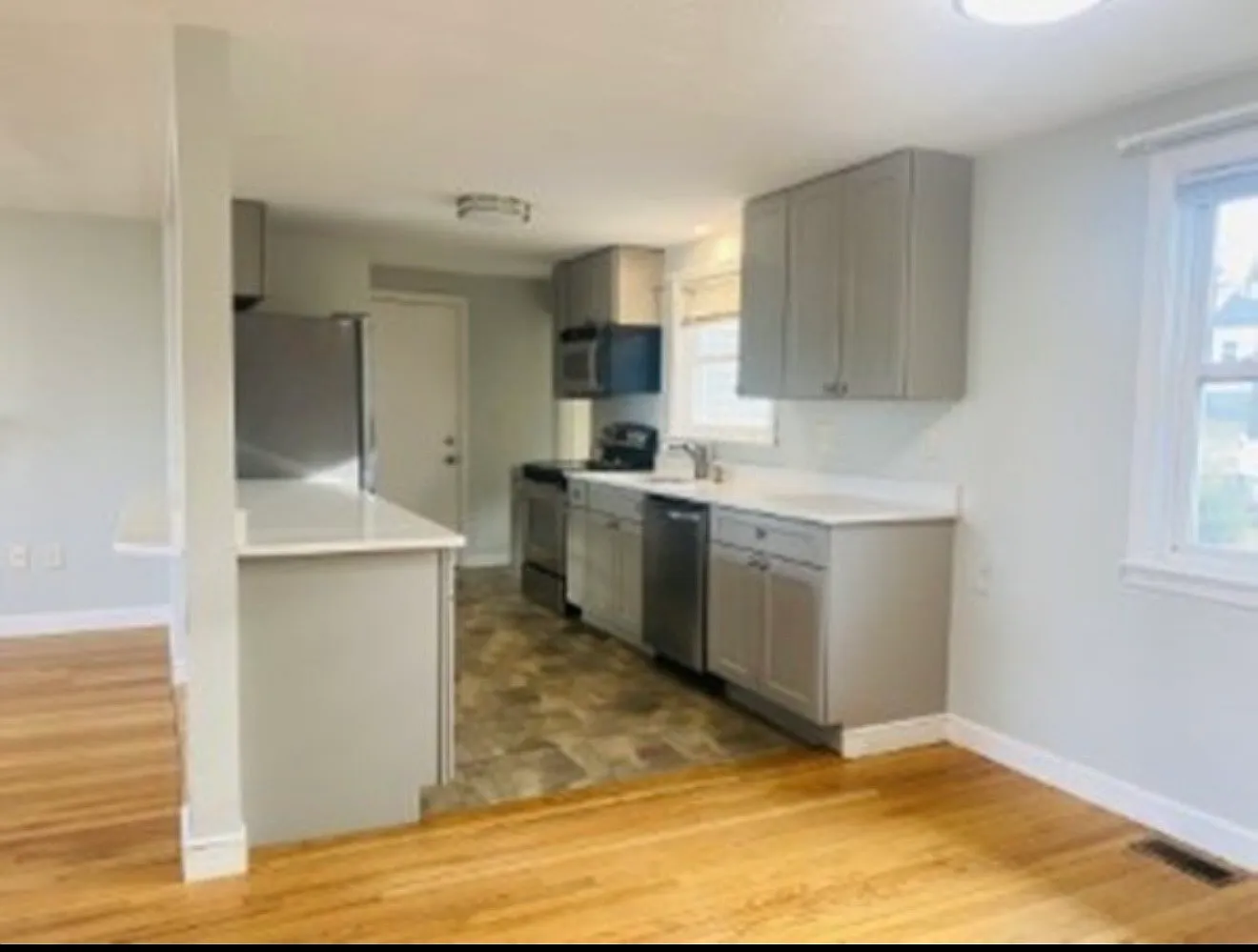 3 bed, 1281 sqft, $3,600 — Photo 4