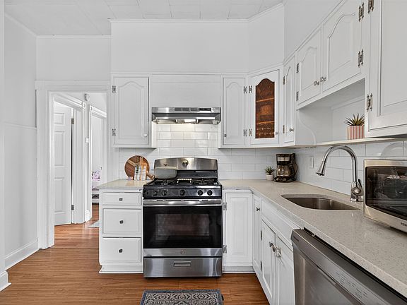 3rd image of 388 Cator Ave