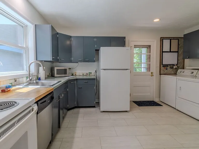 2020 Chippewa St — Photo 7