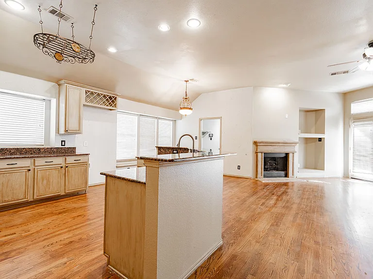 1875 Crestlake Dr — Photo 9