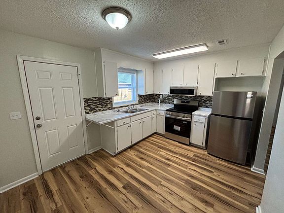 3rd image of 102 Parker Dr
