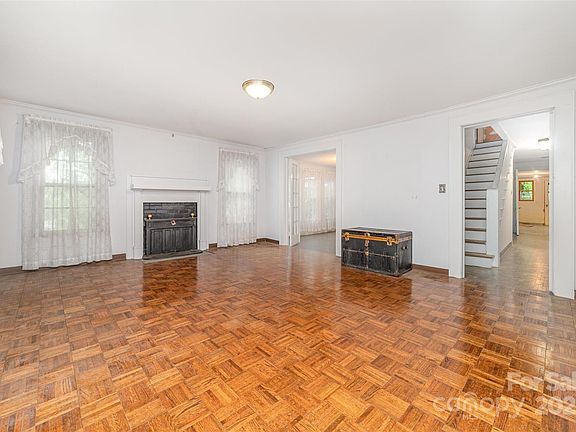 4th image of 520 Eastwood Park Cir