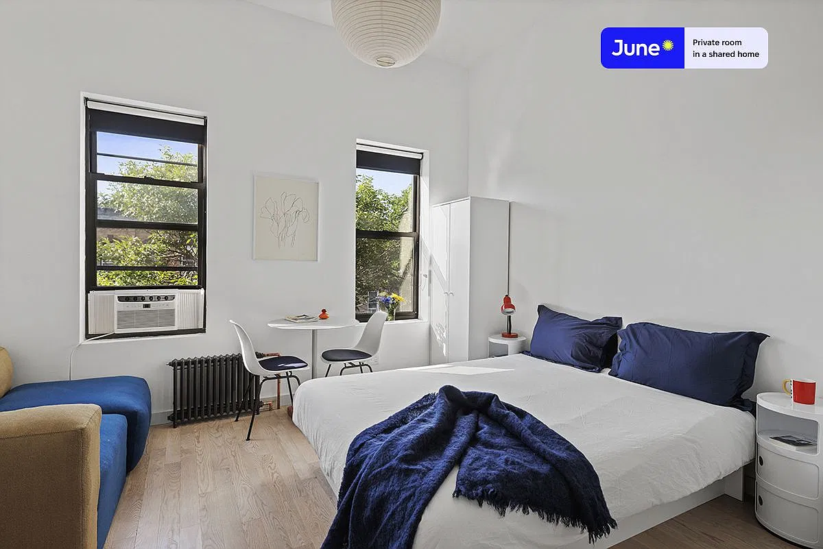 Queen bedroom in 3 bed/3 bath home in Ridgewood #1880 C — Photo 1