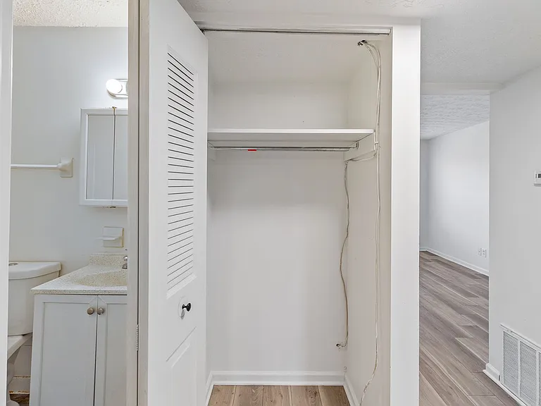 Foreman Apartments — Photo 15