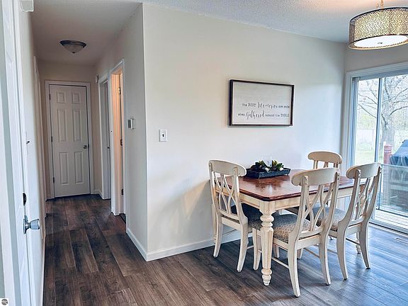 4th image of 4650 N Manor Wood Dr
