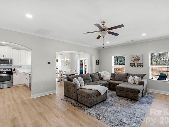 5th image of 1072 Pecan Ridge Rd