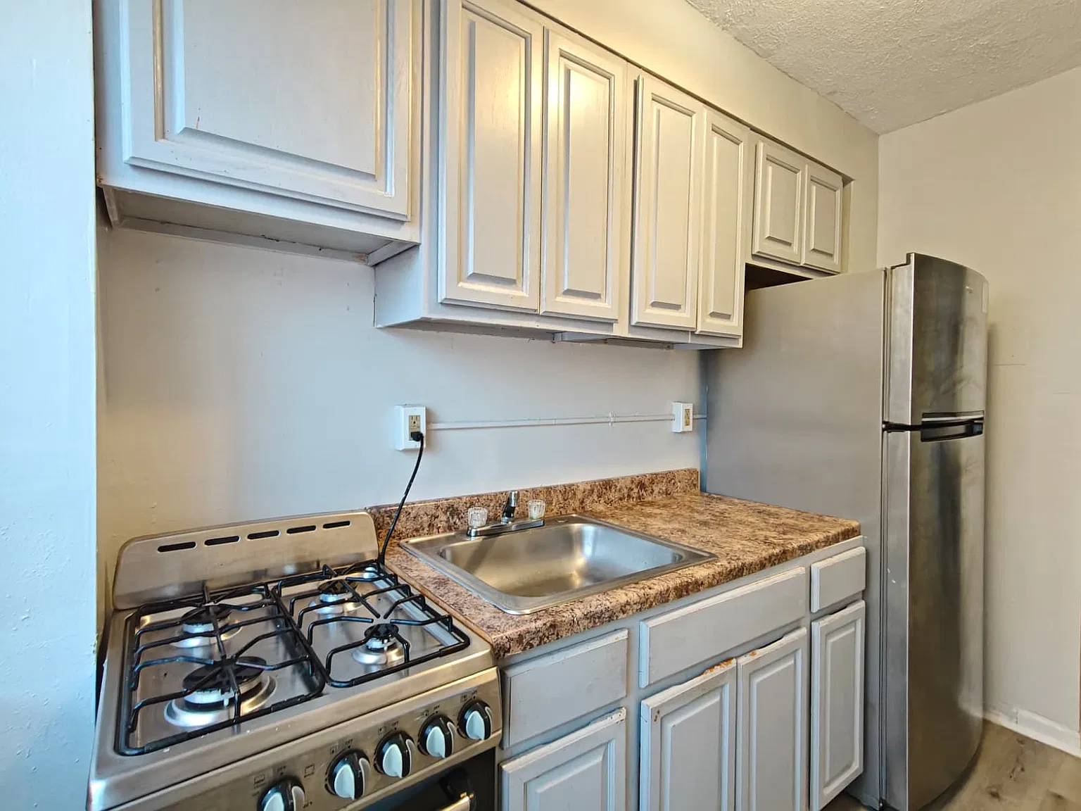 Beautiful Apartment Available Now! — Photo 3